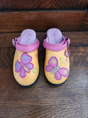 Girls Hanna Andersson Butterfly Clogs Size 28 (11)